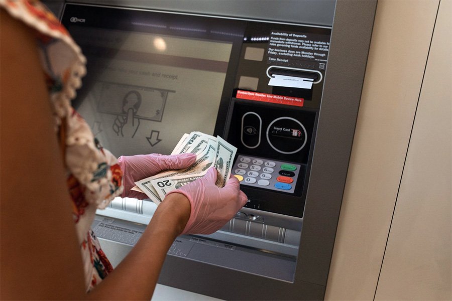 Wypłata środków przez bankomat